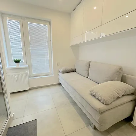 Apartament Krasny - Garzonka V Novom Meste S Terasou