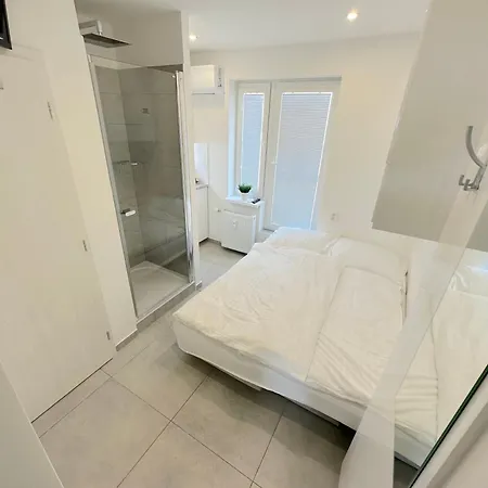 Krasny - Garzonka V Novom Meste S Terasou Apartament *